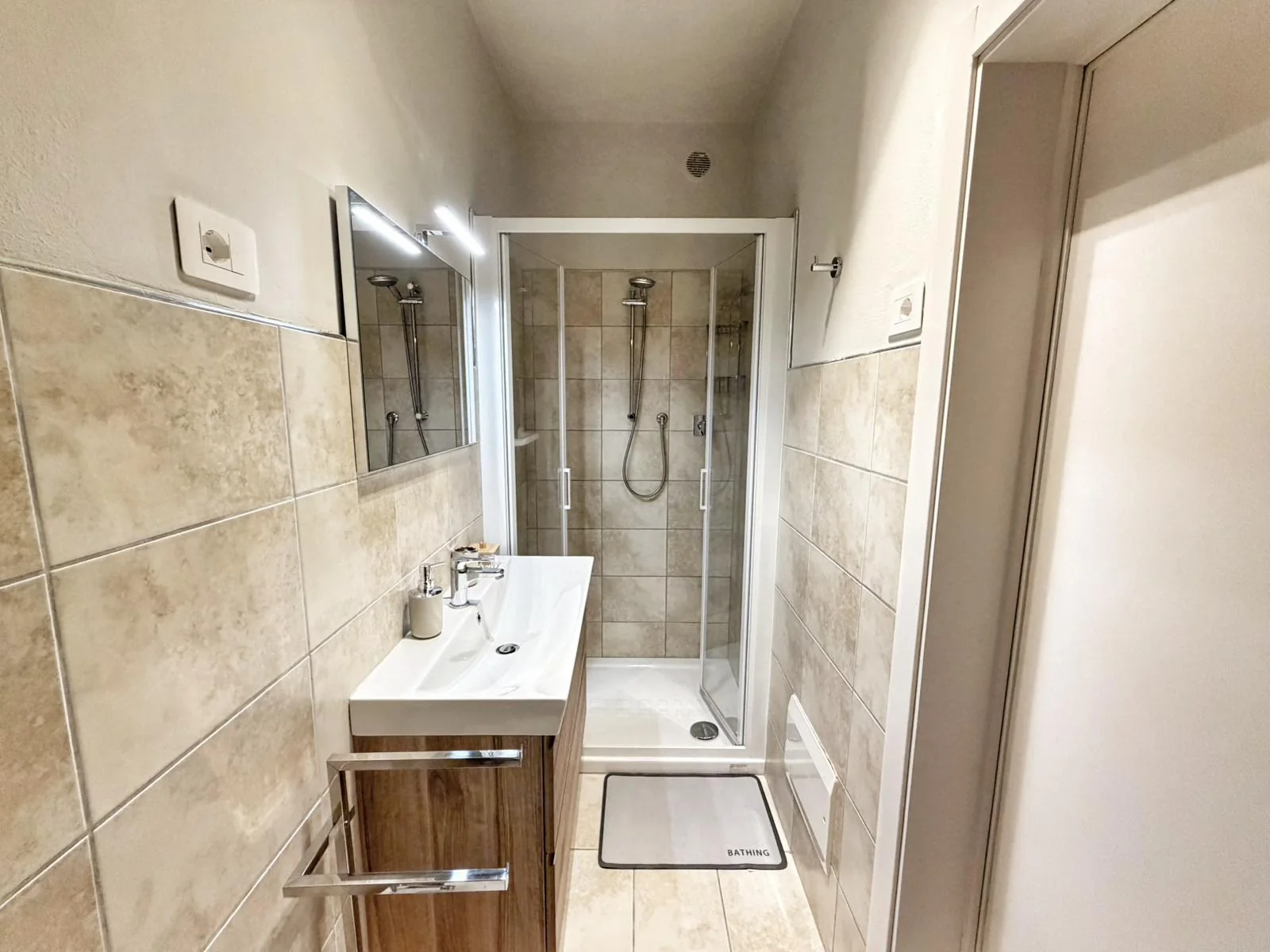 Bagno con lavabo e doccia