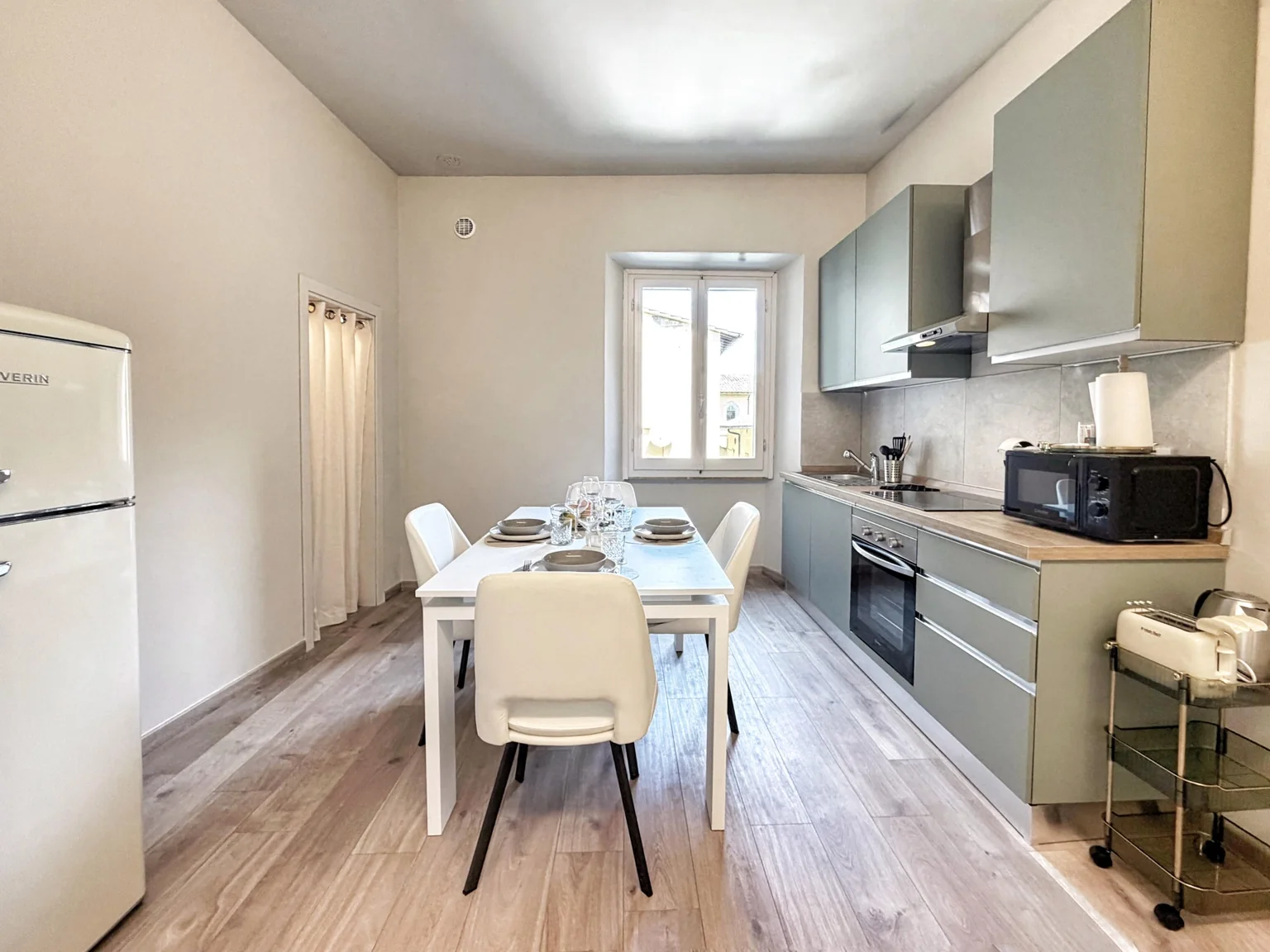Vista panoramica della cucina completa