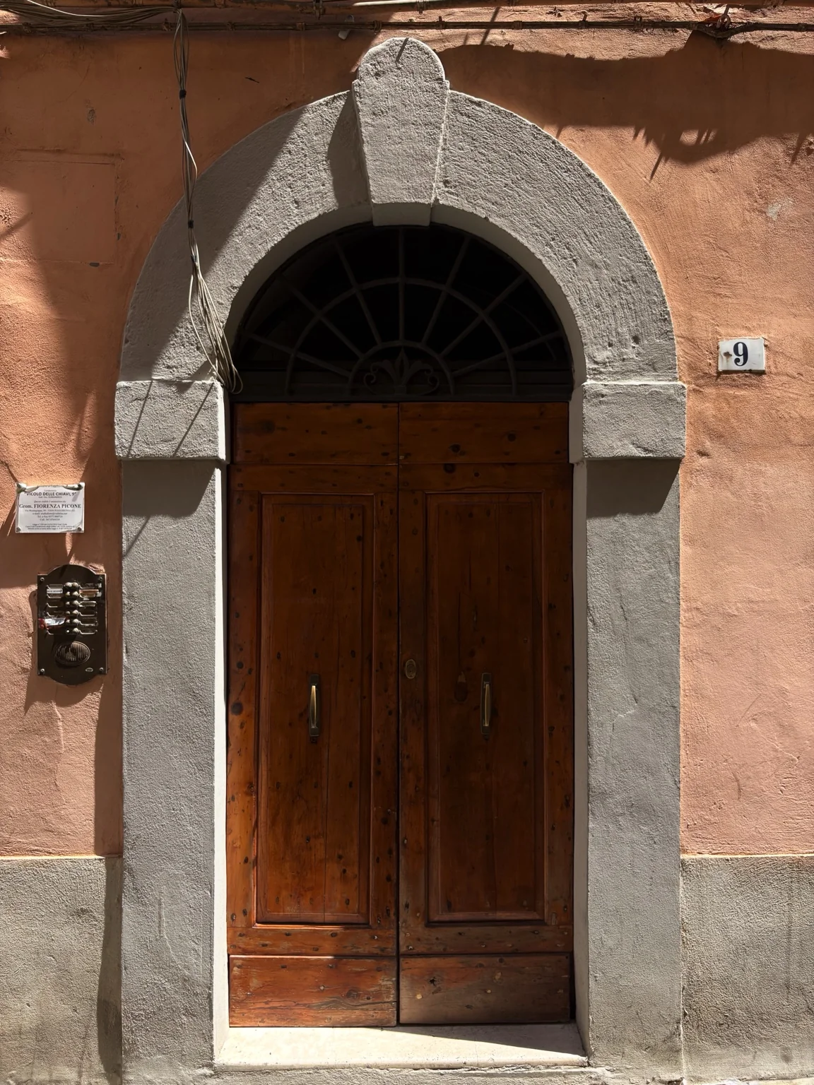 Portone storico di Vicolo 9 con numero civico 9