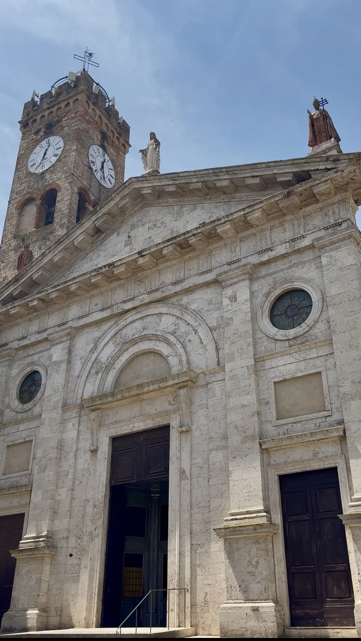 Facciata della chiesa nel centro di Poggibonsi